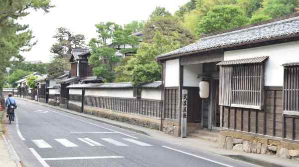 Matsue has historical sights like these former samurai residences in the Shiominawate district, where visitors can get around with the new shared electric-bicycle service.  (Photos by Nobuki Tanaka)