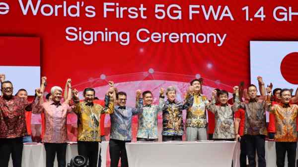 Representatives celebrate the new agreement between Japanese joint venture Orex Sai and Indonesian telecommunications company Surge in Jakarta on Nov. 12. (Photo by Tomoyoshi Oshikiri)
