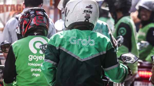 Reports of a merger between Grab and GoTo, parent of Gojek, persist. A combination of the two ride-hailing companies would create a dominant player in Southeast Asia. (Photo by Yuki Kohara) 