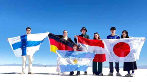 Studying abroad during high school is said to improve practical language skills and international adaptability. (Photo obtained by Nikkei)